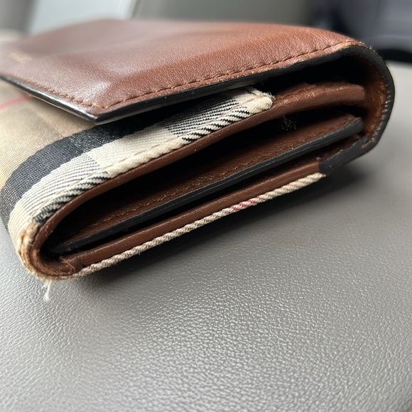 FANTASTIC CONDITION BURBERRY NOVA PLAID WALLET - Picture 8 of 9